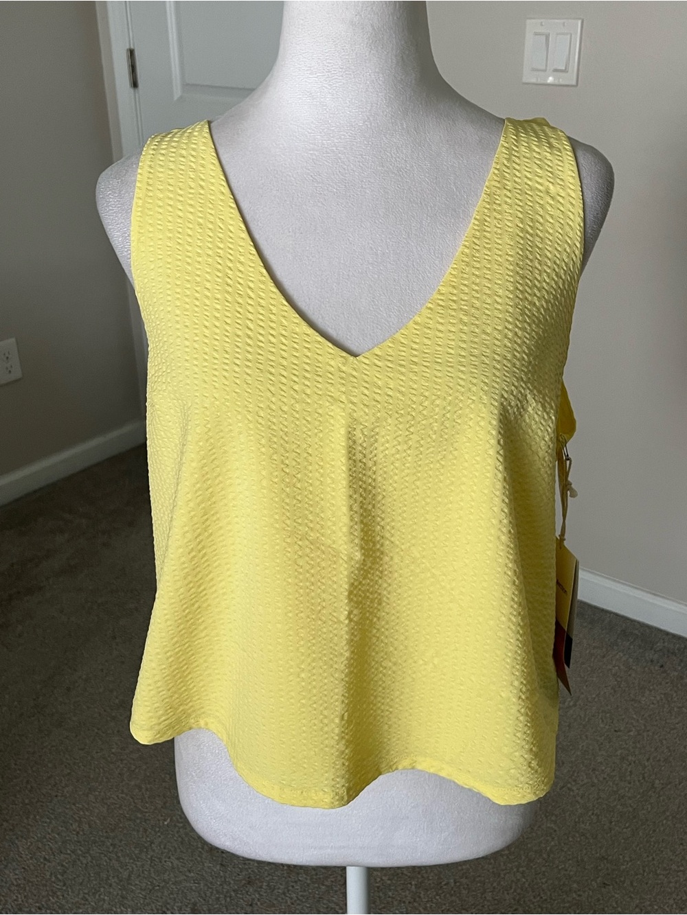 NWT Vuori St Villa V-Neck Textured Crop Tank Size Medium in Color Sunlight